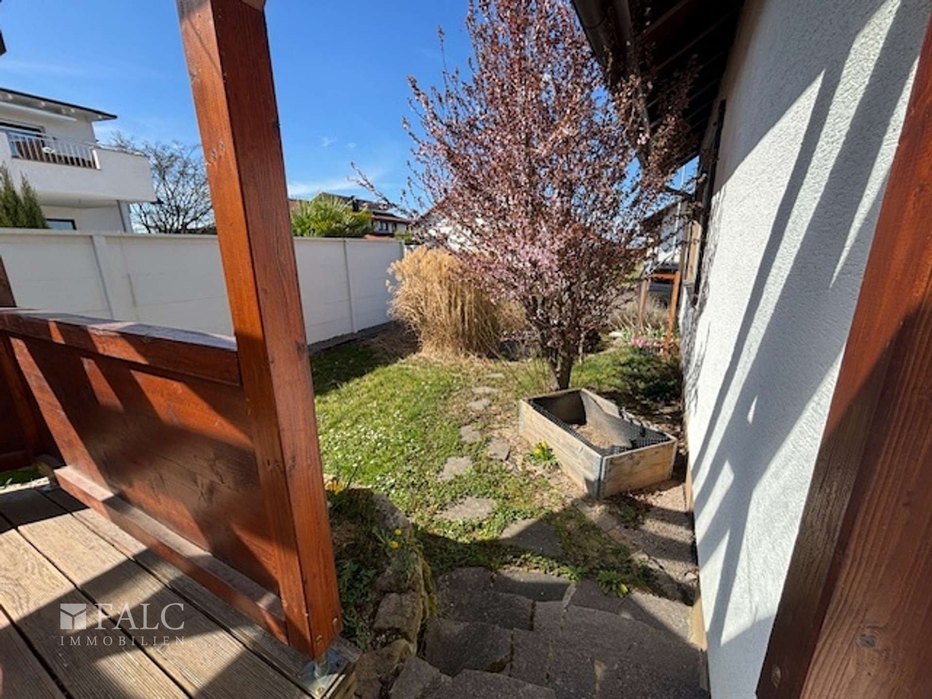 Abgang zweite Terrasse zwei zum Teich 